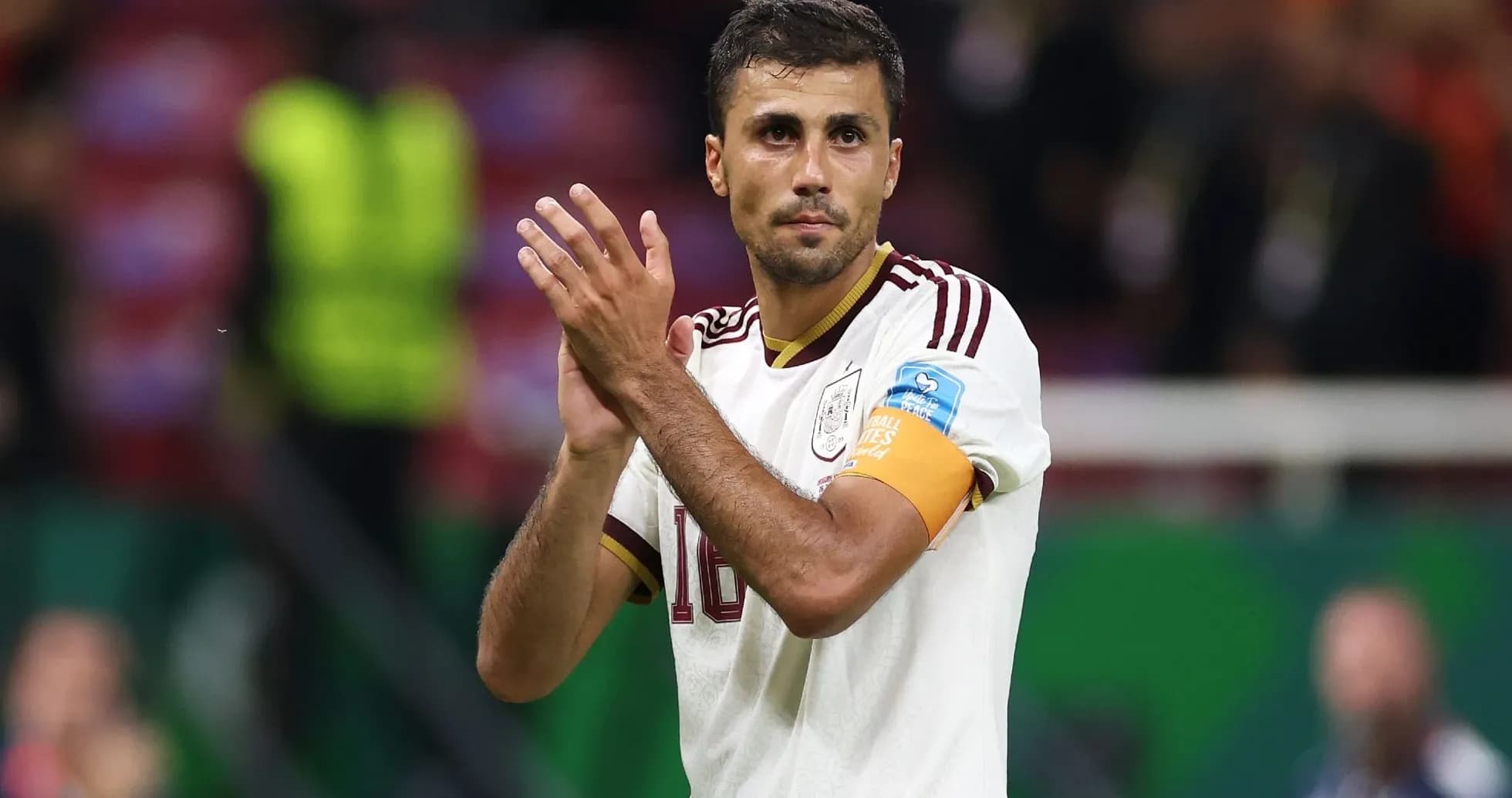 Jugador aplaudiendo con camiseta de España