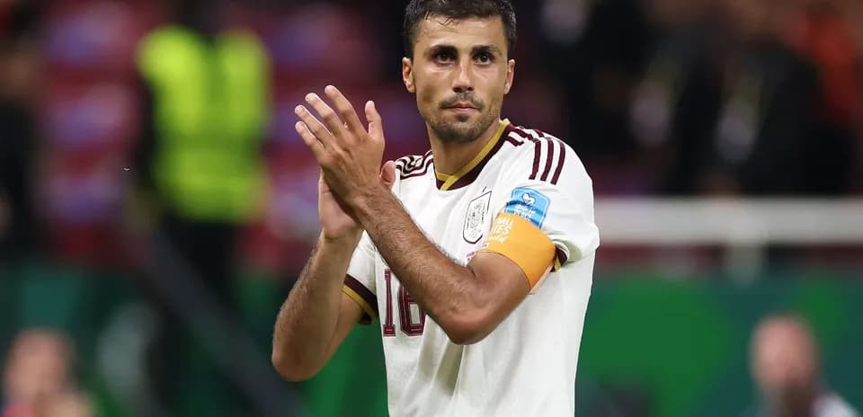 Jugador aplaudiendo con camiseta de España