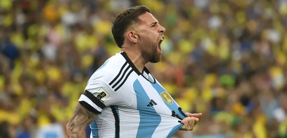Jugador argentino gritando y sujetando su camiseta