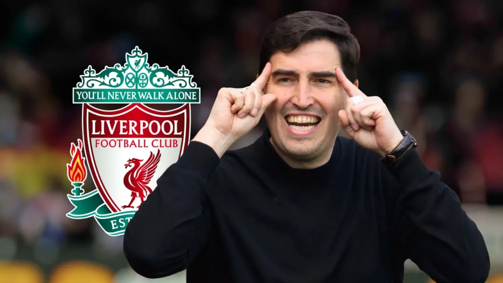 Entrenador sonriente con logo de Liverpool detrás