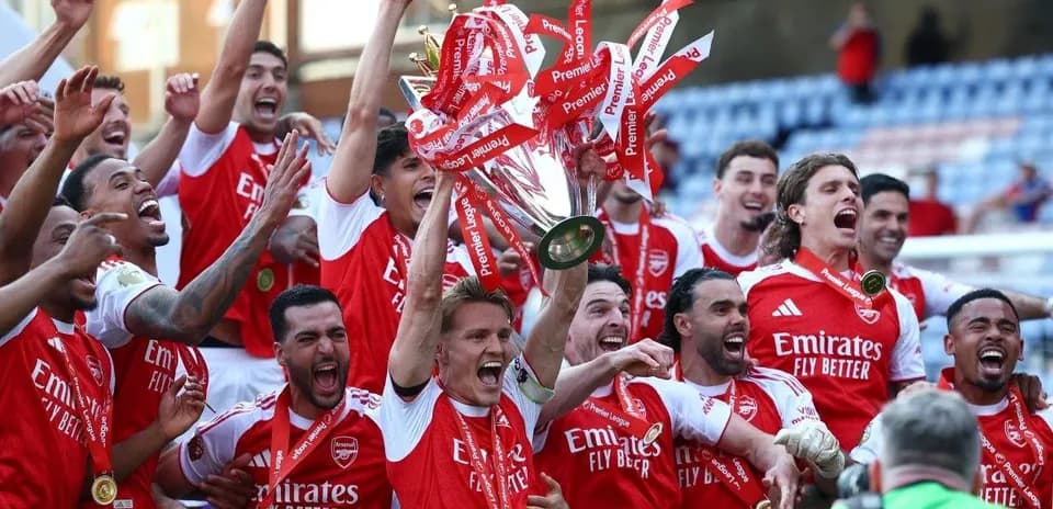 Jugadores de Arsenal celebrando con el trofeo de la Premier League