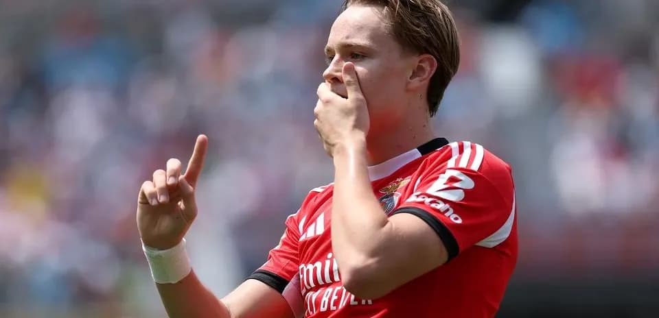Jugador con camiseta de Benfica señalando con la mano