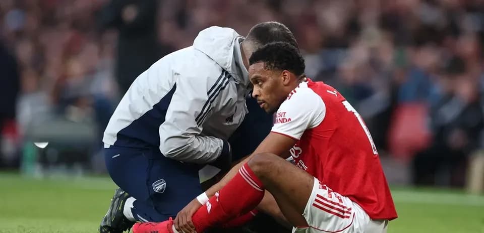 Jugador sentado recibiendo atención médica en el campo