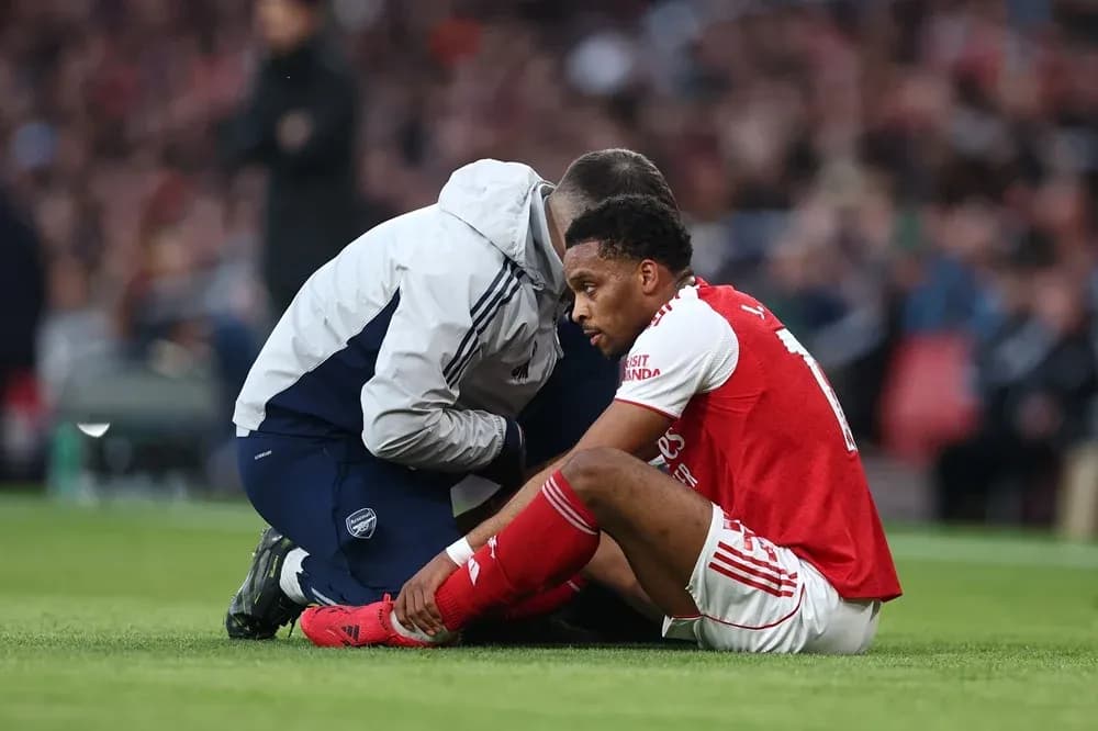 Jugador sentado recibiendo atención médica en el campo