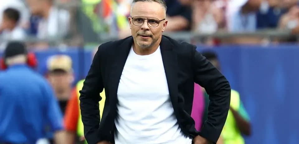 Entrenador en la línea de banda durante el partido