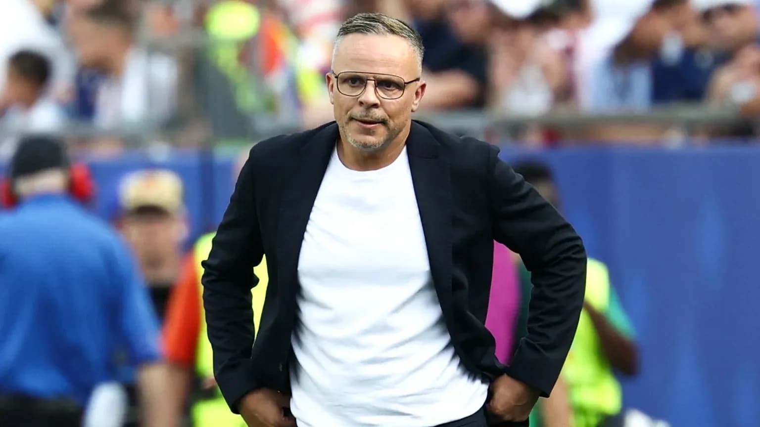 Entrenador en la línea de banda durante el partido