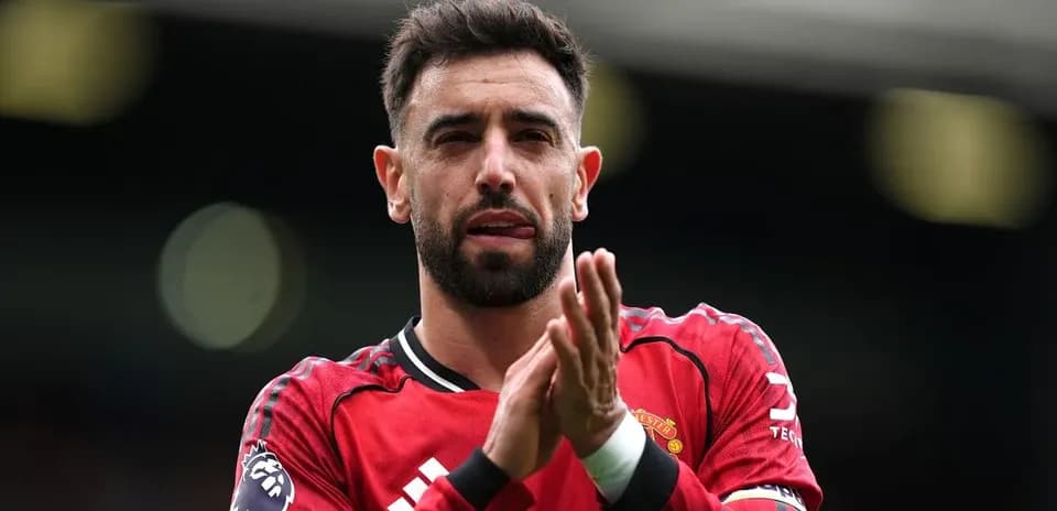 Jugador aplaudiendo con camiseta de Manchester United