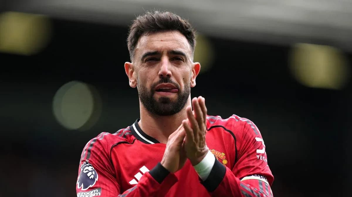 Jugador aplaudiendo con camiseta de Manchester United
