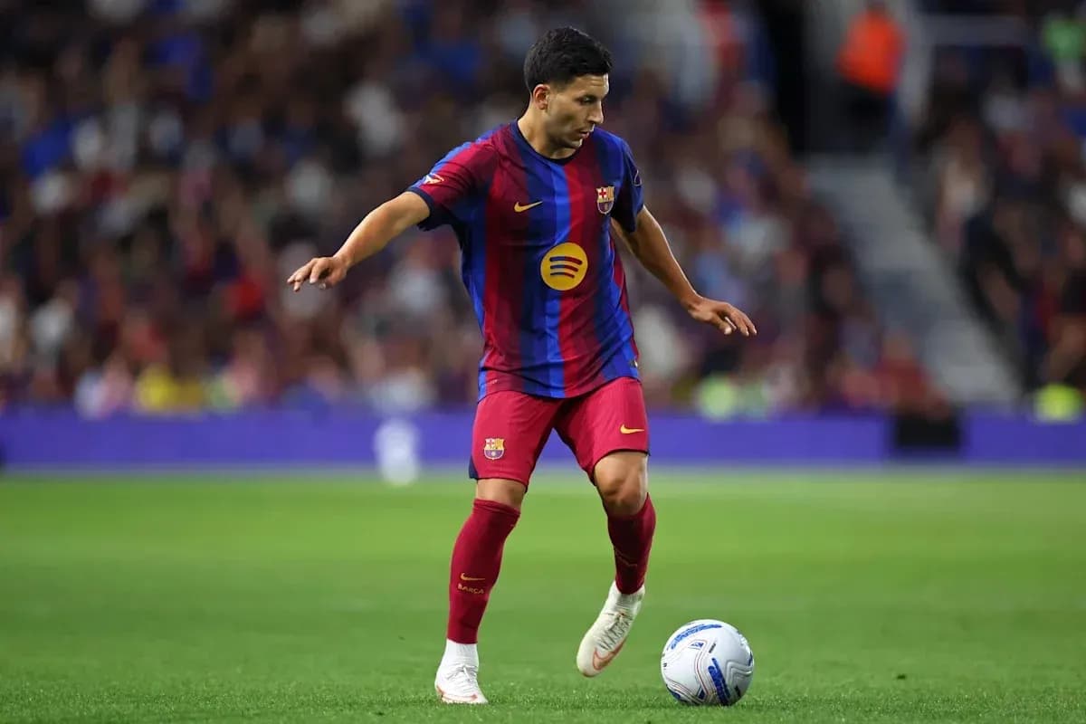 Jugador del FC Barcelona controlando el balón en el campo