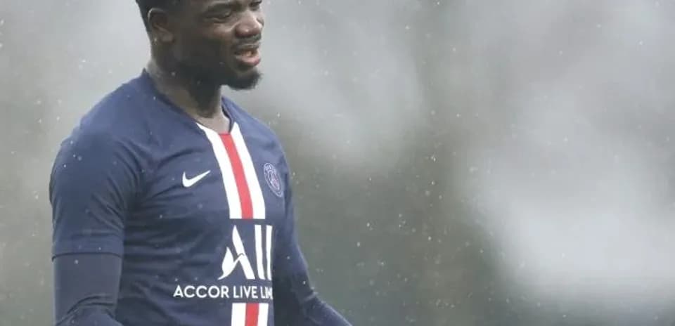 Jugador de PSG durante entrenamiento bajo la lluvia