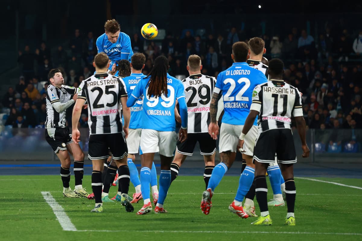 Un jugador del Napoli cabecea el balón