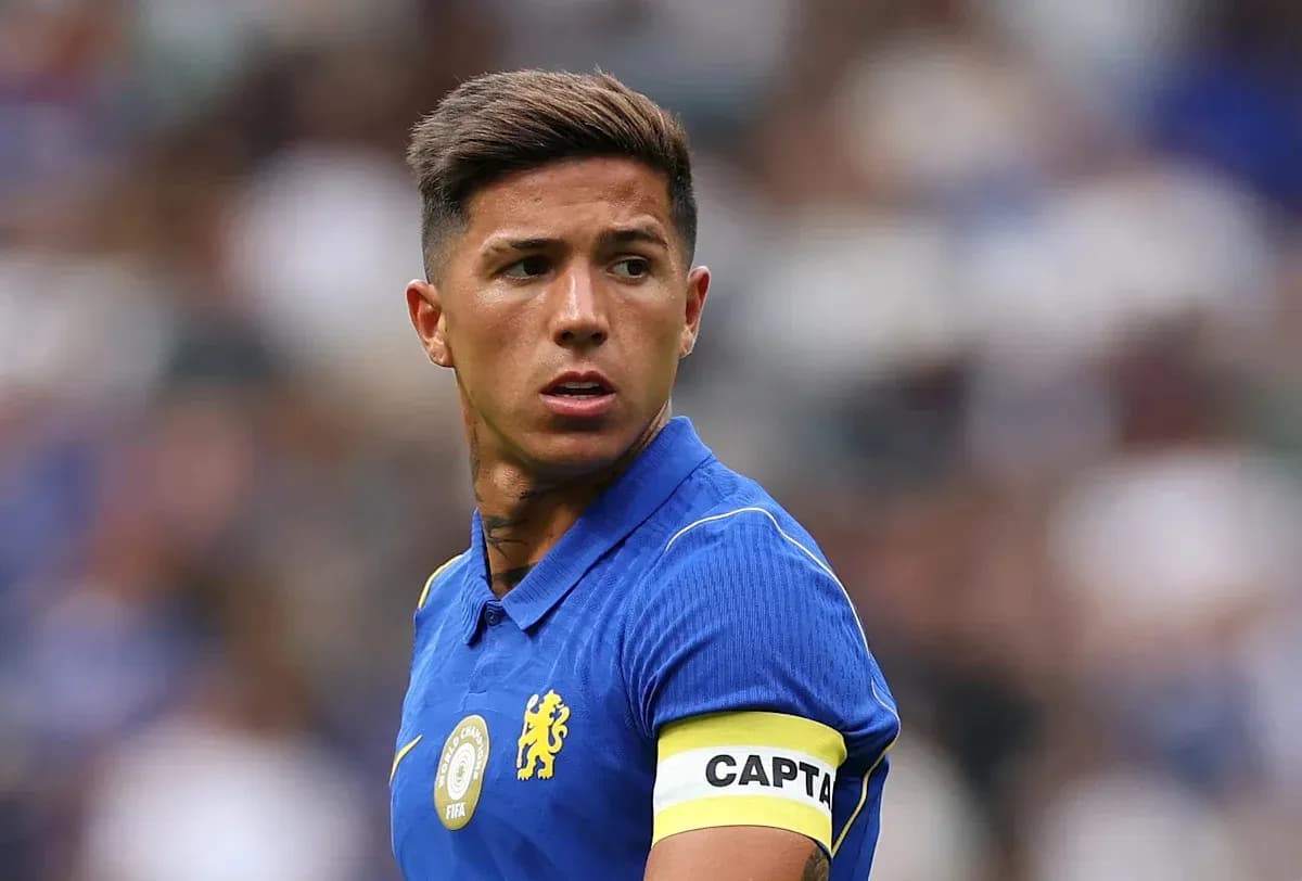 Jugador con cinta de capitán en uniforme azul