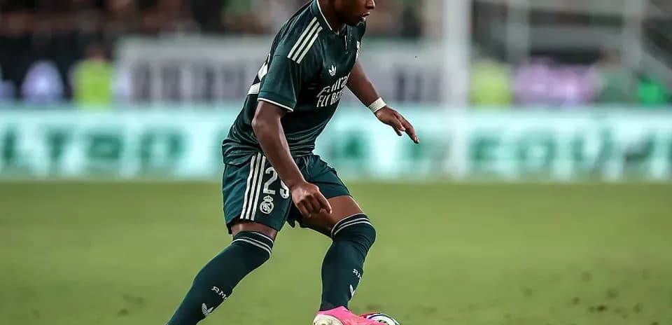 Jugador de Real Madrid conduciendo el balón en campo