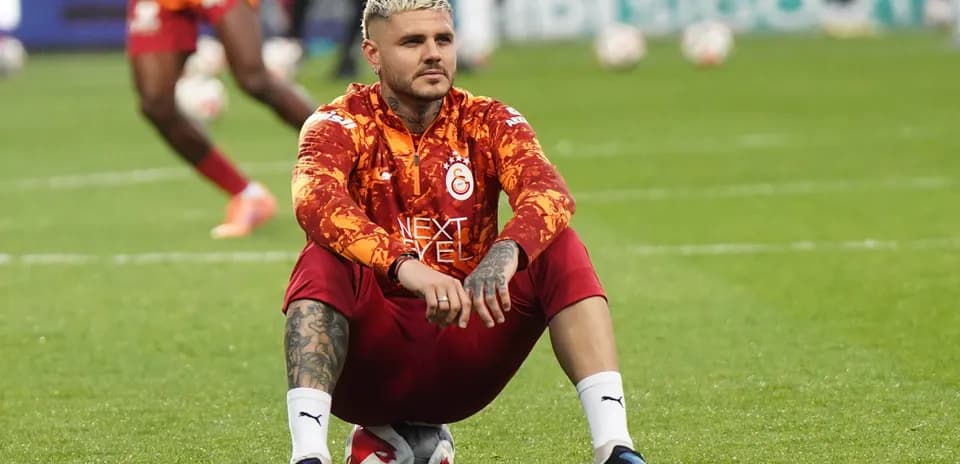 Jugador sentado en el campo durante calentamiento