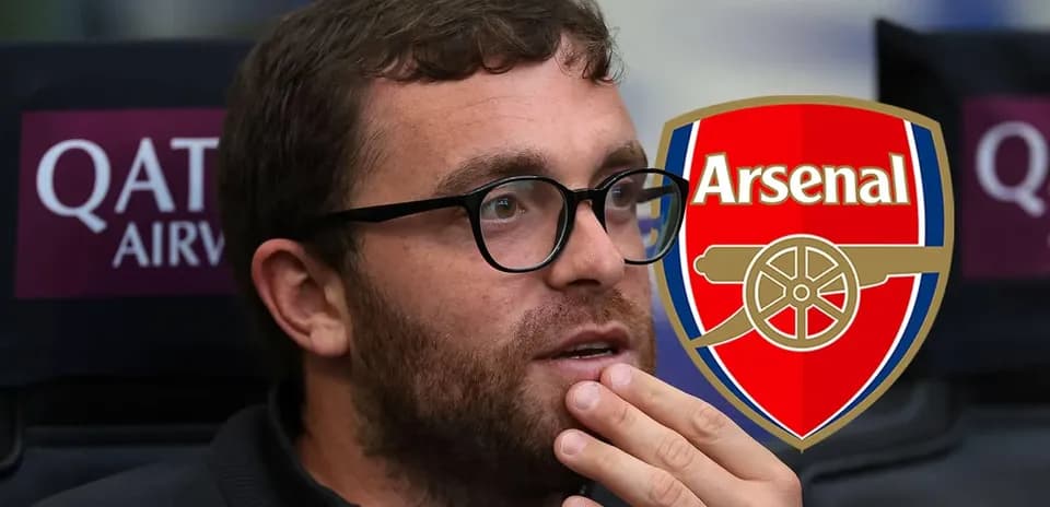 Hombre pensativo con logo de Arsenal de fondo