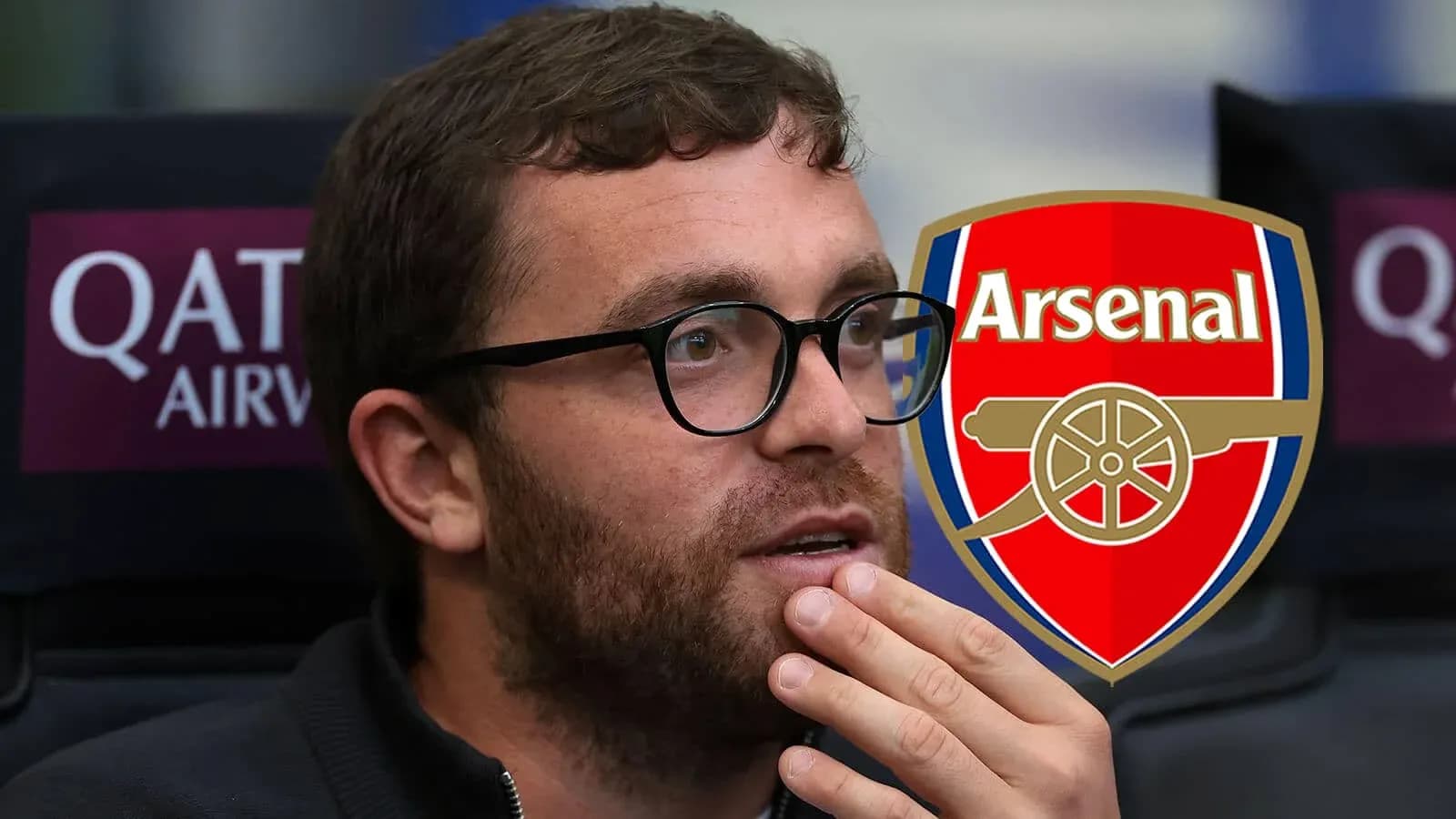 Hombre pensativo con logo de Arsenal de fondo
