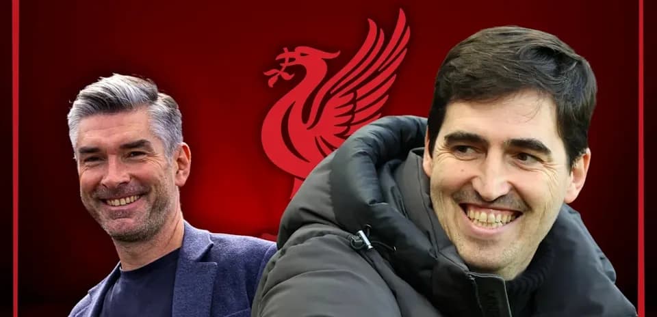 Entrenadores sonriendo con fondo del logo de Liverpool