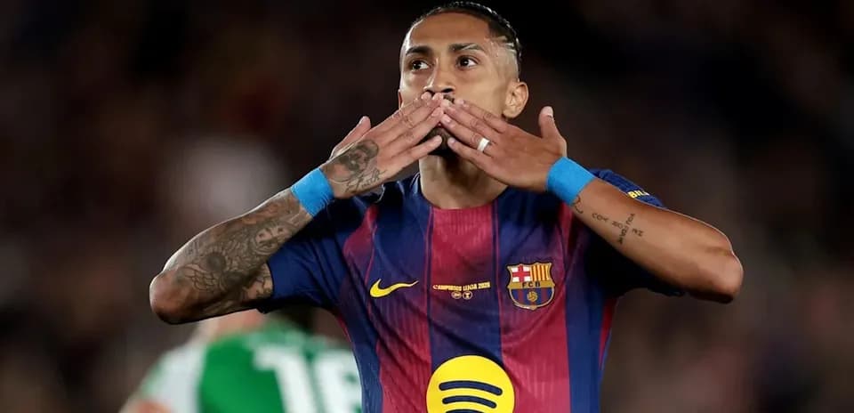 Jugador de Barcelona celebrando con beso en el aire