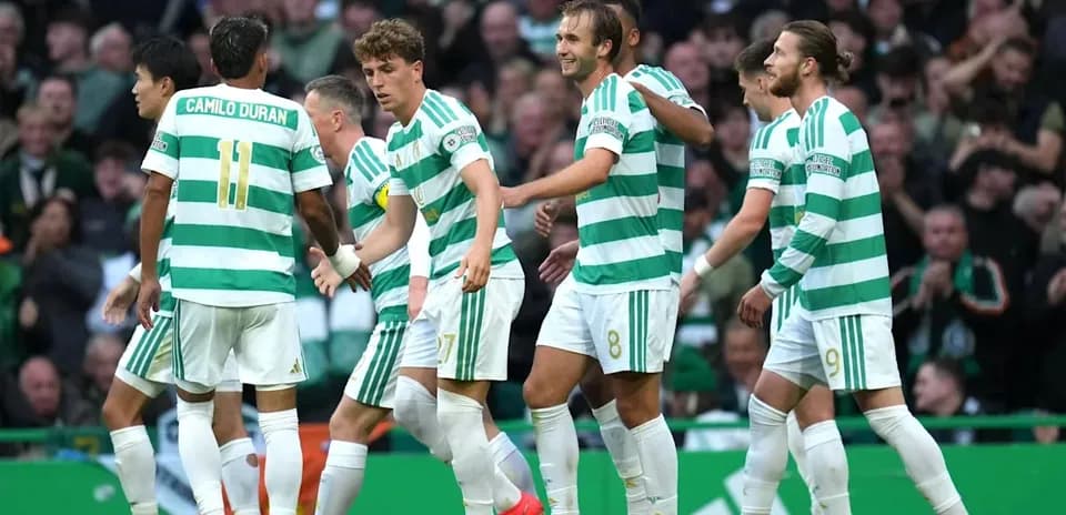 Jugadores de Celtic celebrando un gol en el partido