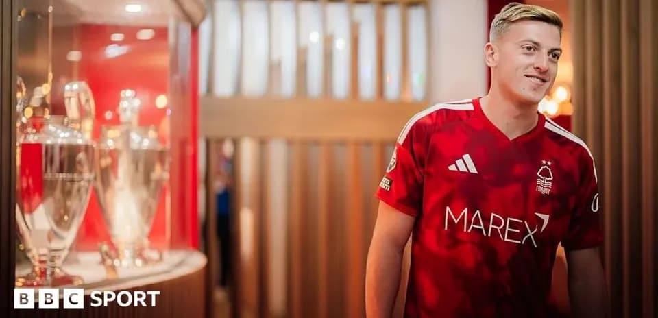 Jugador de Nottingham Forest posando con trofeos