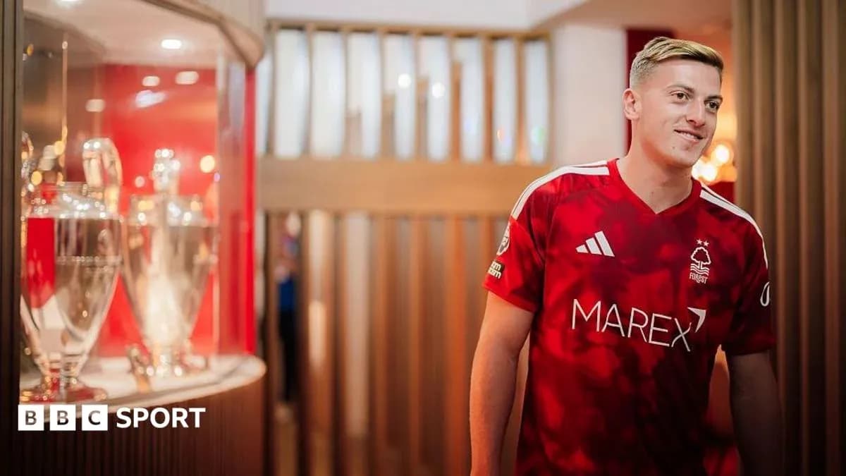 Jugador de Nottingham Forest posando con trofeos