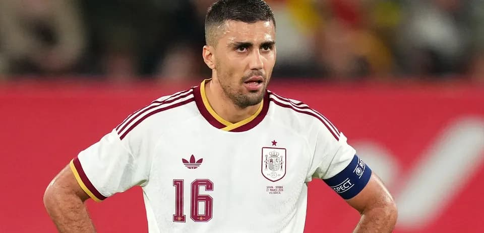 Jugador de España con camiseta blanca en el campo