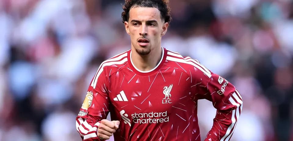 Jugador de Liverpool corriendo en campo durante partido