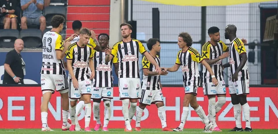 Jugadores celebrando un gol en el partido