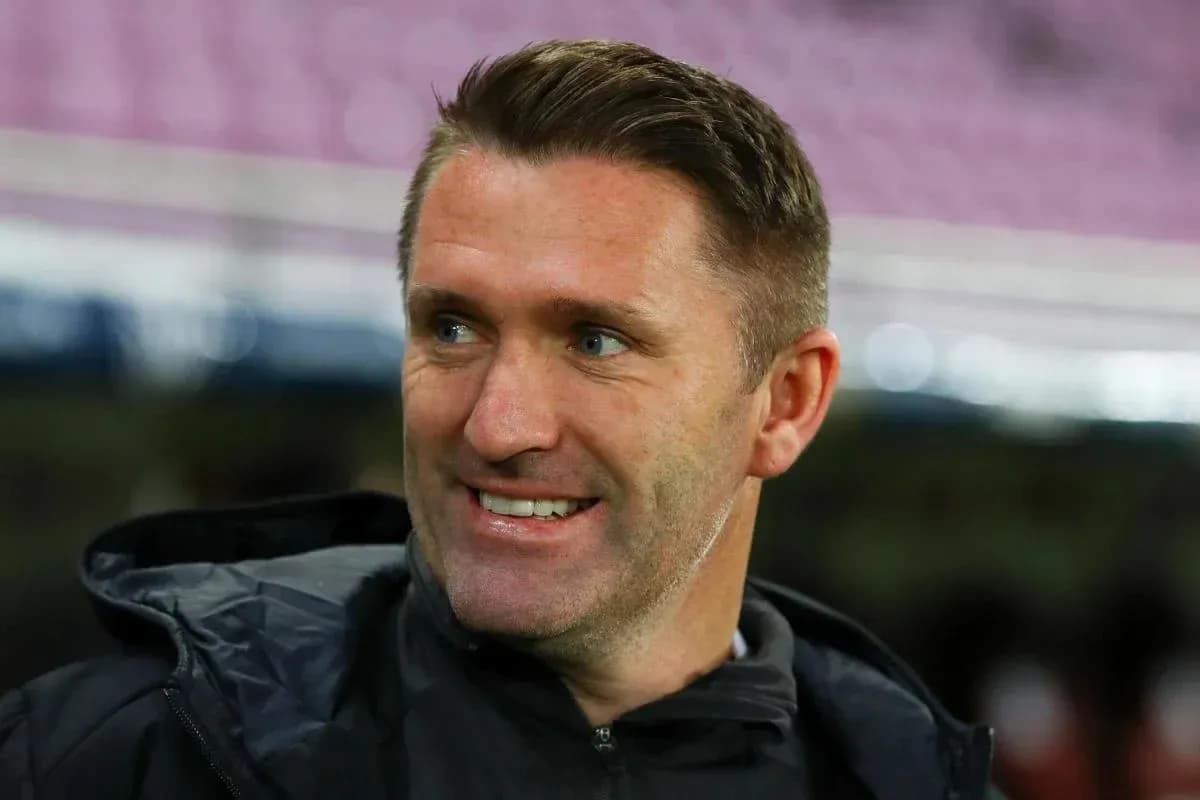 Entrenador sonriendo en el campo de juego