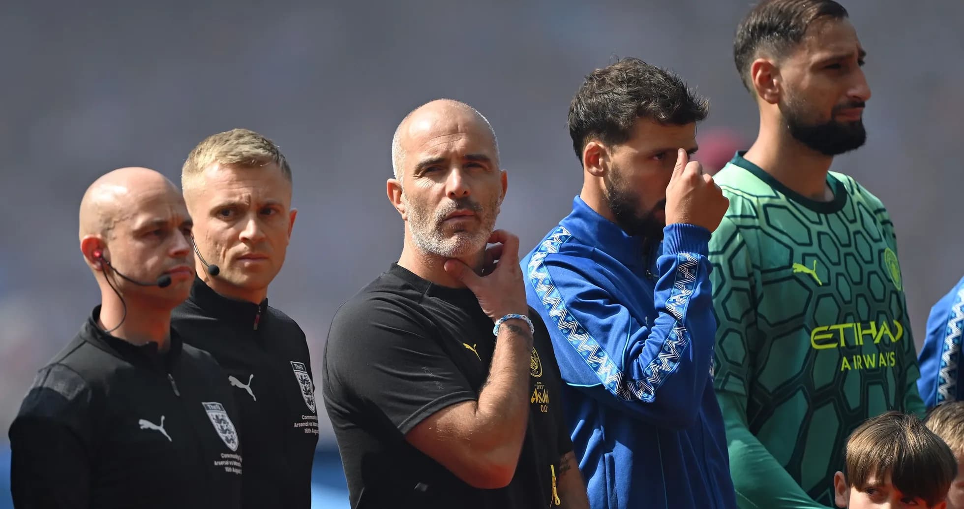 Entrenador y jugadores en el campo antes del partido