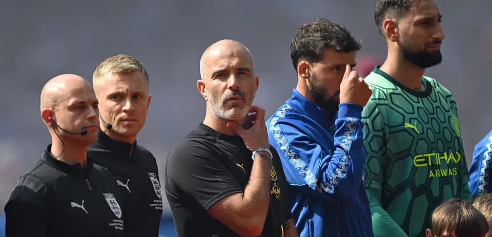 Entrenador y jugadores en el campo antes del partido