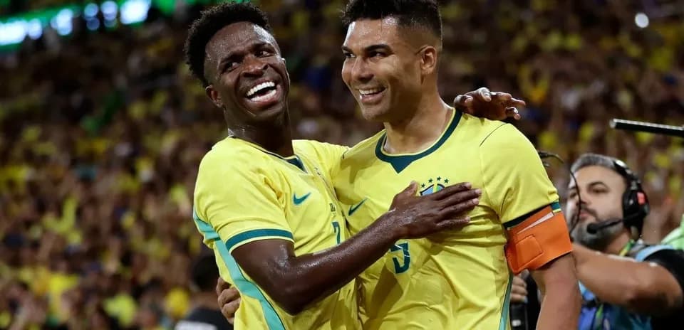 Dos jugadores de Brasil celebrando un gol