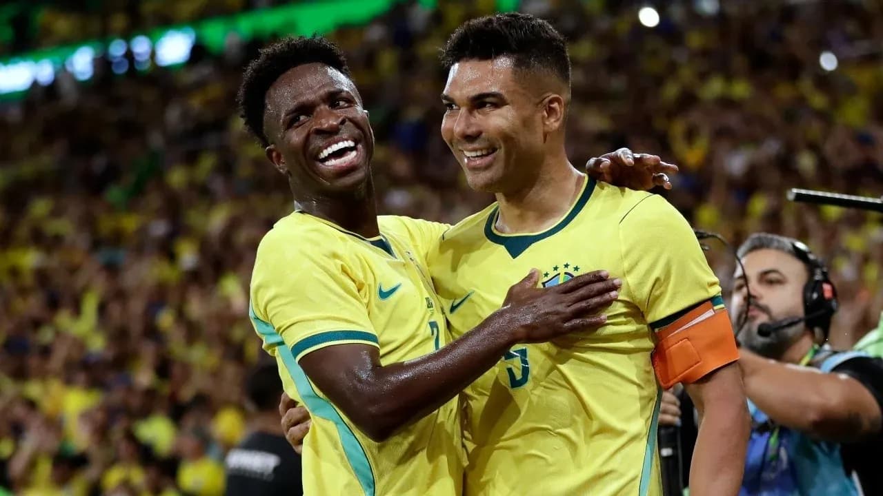 Dos jugadores de Brasil celebrando un gol