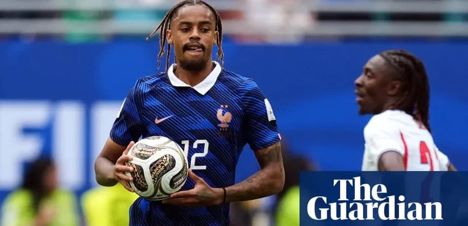 Jugador de Francia sosteniendo el balón durante el partido