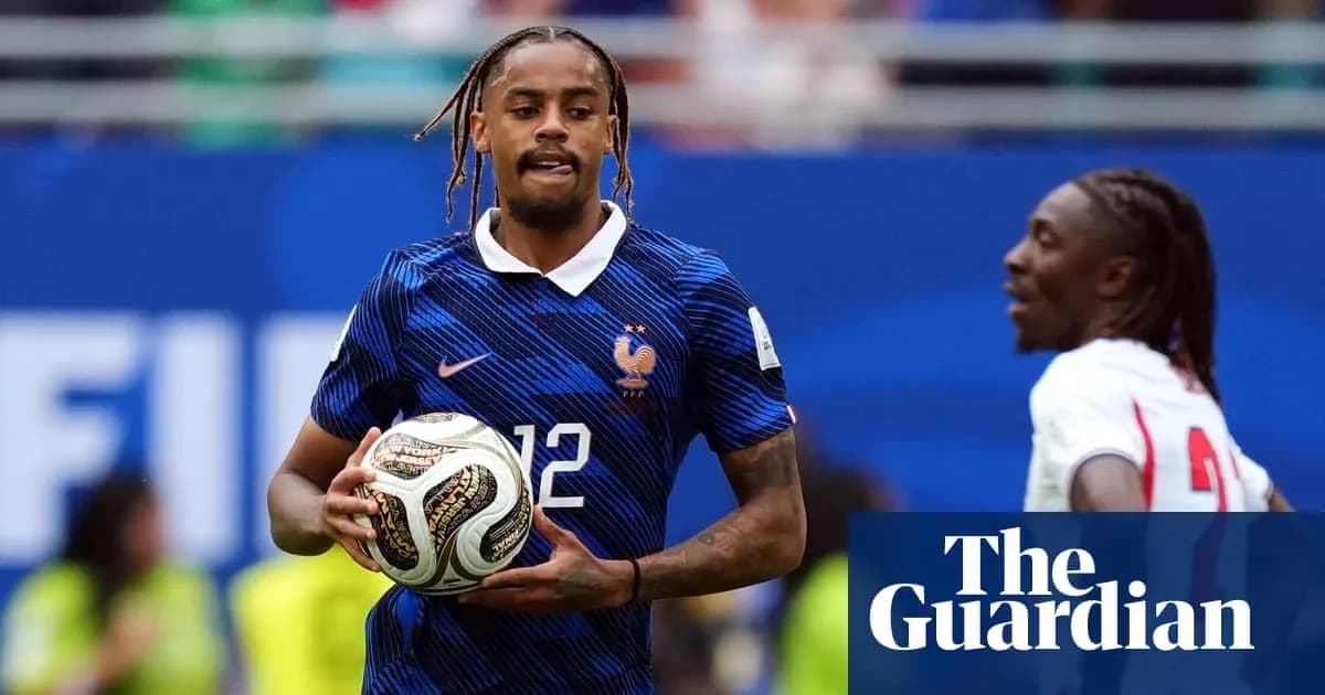 Jugador de Francia sosteniendo el balón durante el partido
