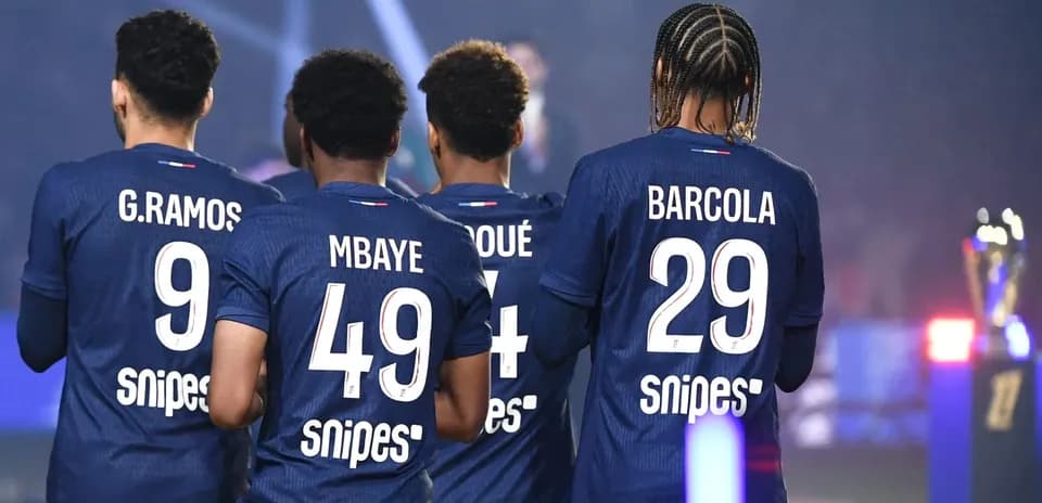 Jugadores de fútbol en uniforme de espaldas