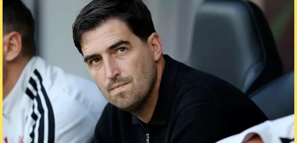 Entrenador sentado en el banquillo durante el partido