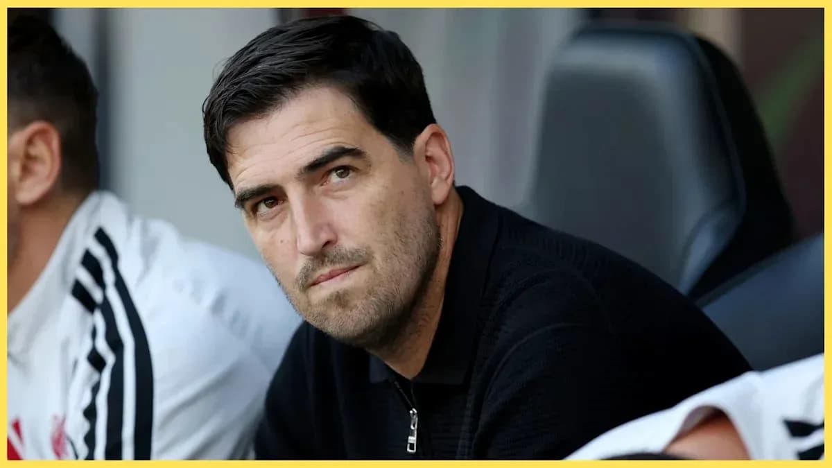 Entrenador sentado en el banquillo durante el partido