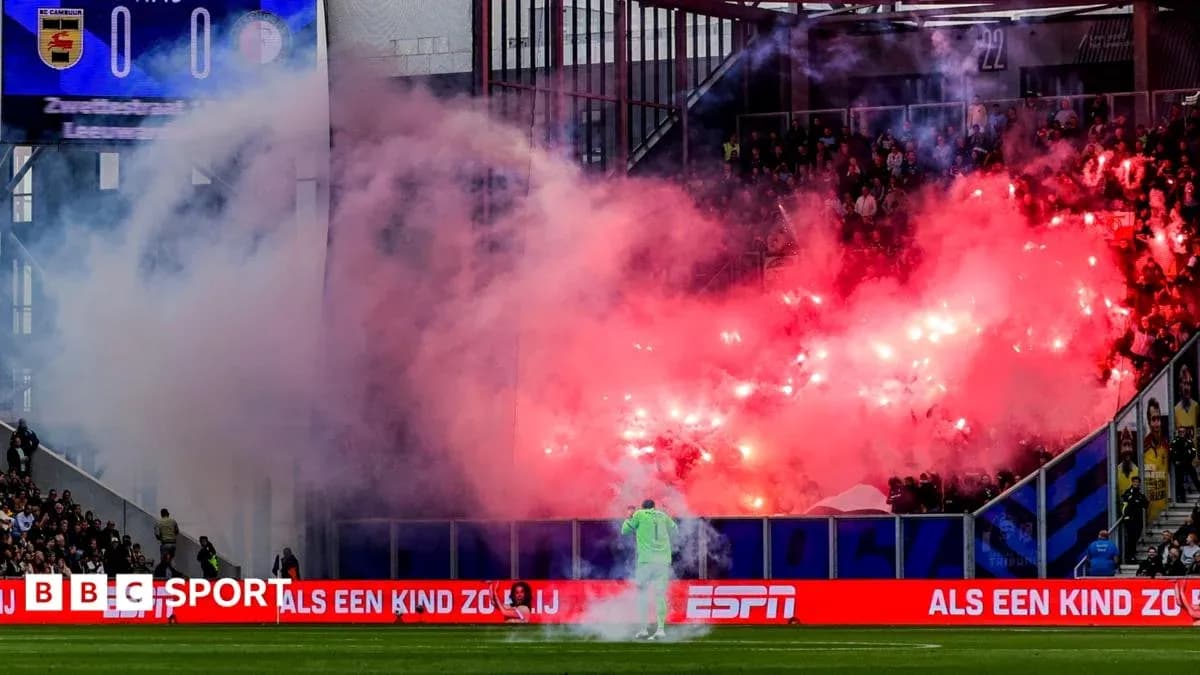Aficionados con bengalas en estadio durante partido
