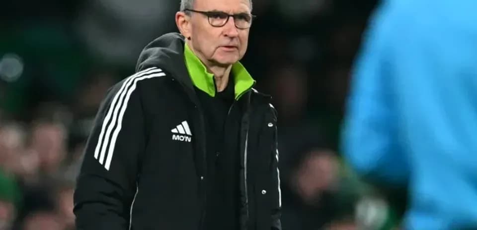 Entrenador observando el partido desde la línea de banda