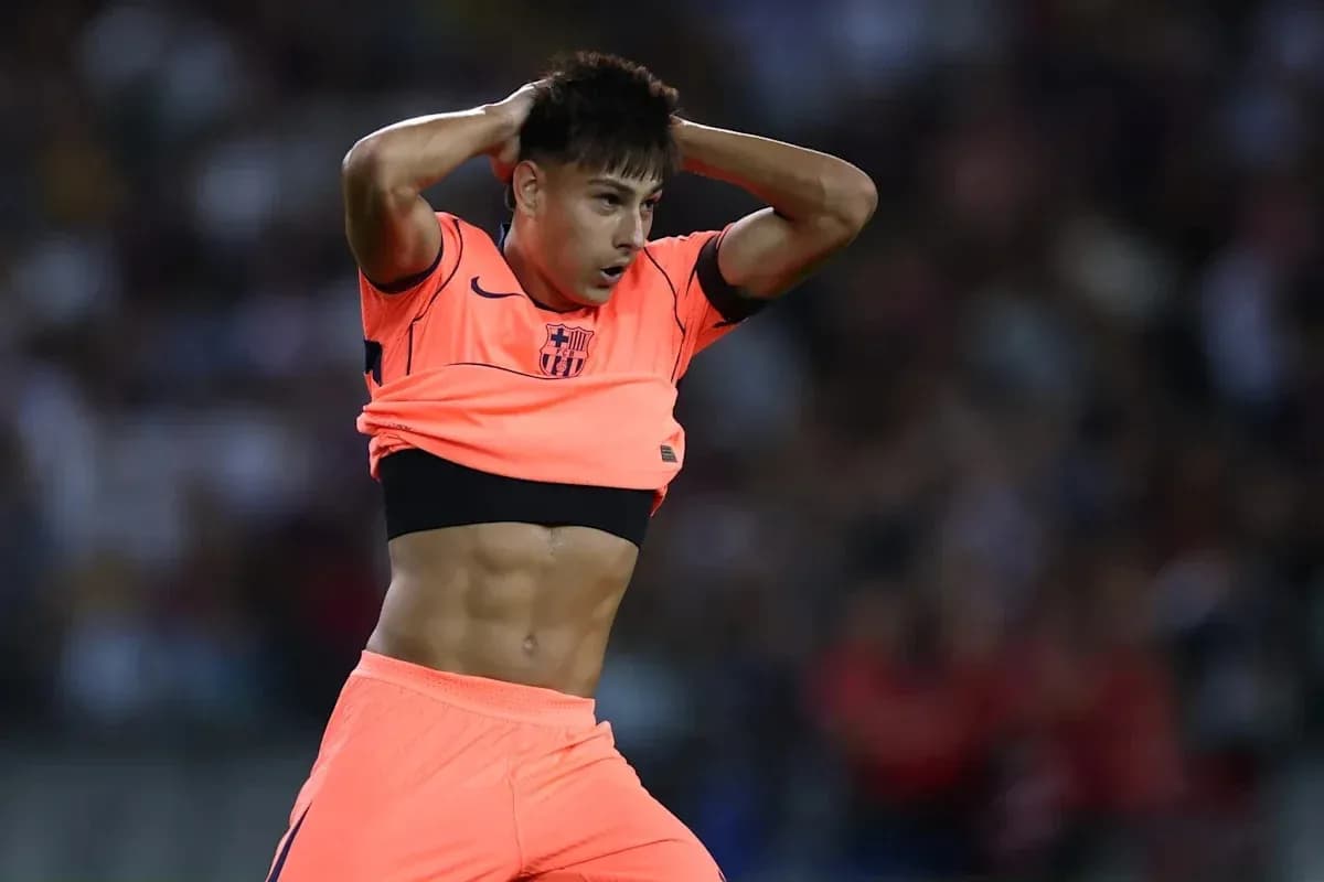 Jugador de fútbol quitándose la camiseta durante el partido