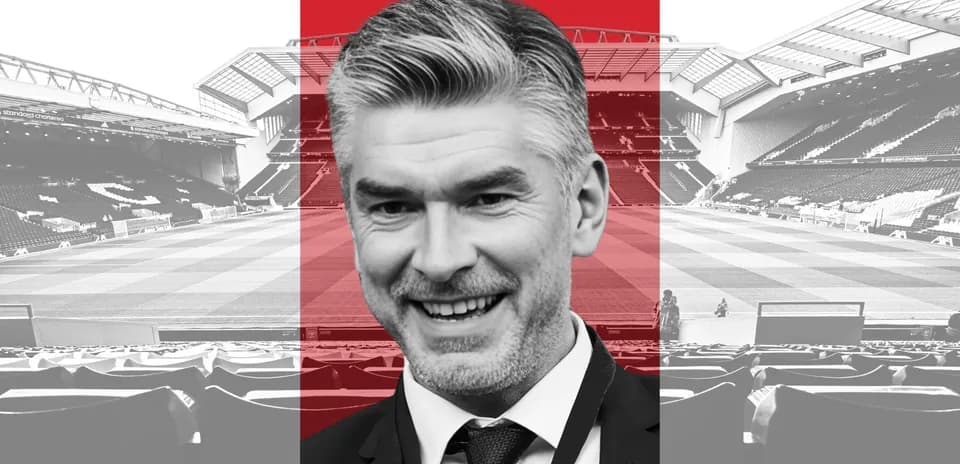 Persona sonriente frente al campo de fútbol vacío