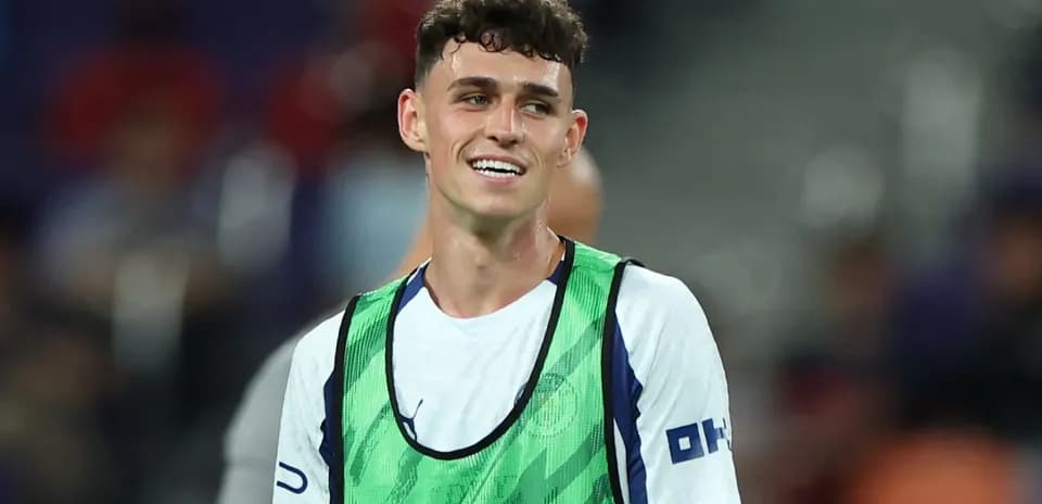Jugador sonriente con chaleco de entrenamiento en campo