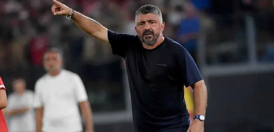 Entrenador dirigiendo desde la banda durante el partido