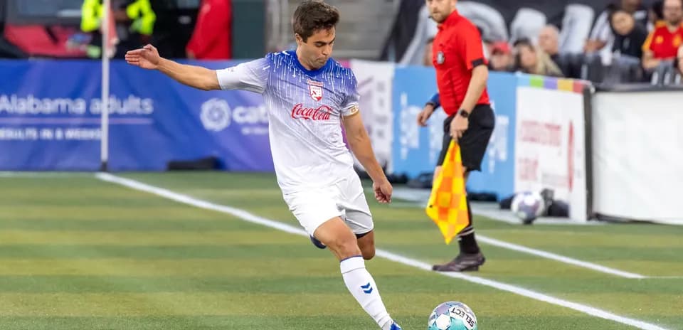 Jugador ejecutando un tiro libre en el partido