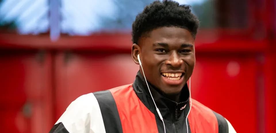 Jugador sonriendo con auriculares en vestuario