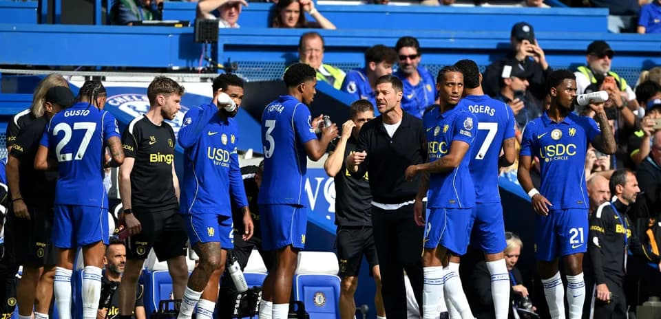 Jugadores de Chelsea en el banquillo durante el partido