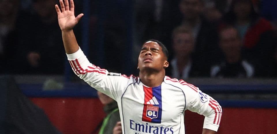 Jugador de Olympique de Lyon celebrando un gol