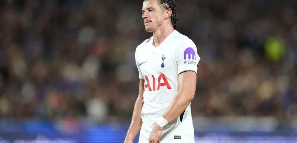 Jugador de Tottenham caminando en el campo de juego