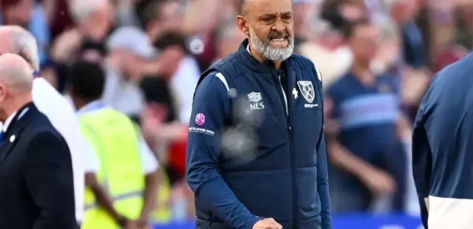Entrenador celebrando en el banquillo del partido